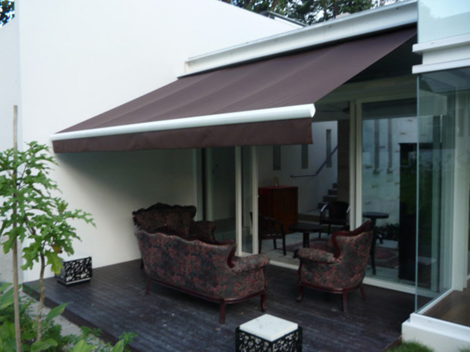 RETRACTABLE AWNING